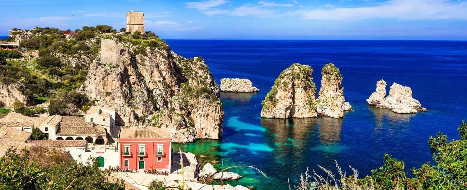 Faraglioni e tonnara di Scopello viste dal mare